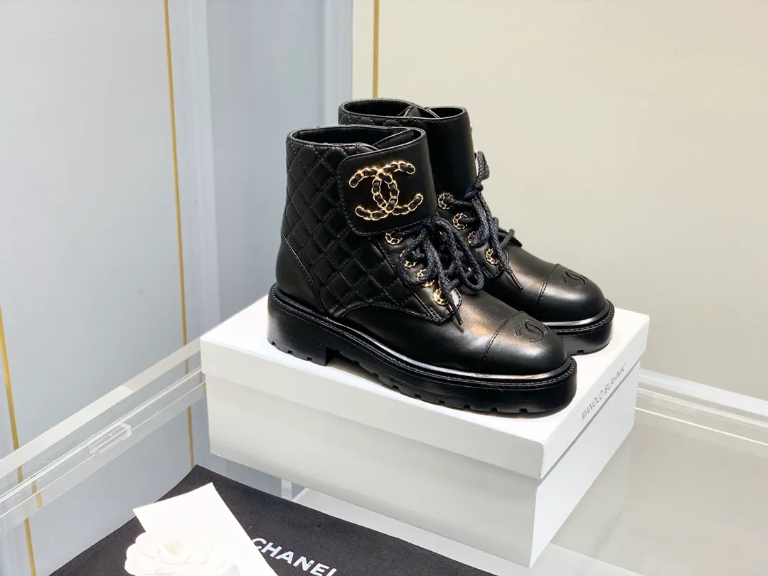 👟👟Ex-factory price 560👟👟 Chanel fw21 new arrival~ Xiaoxiang's 2023 autumn and winter heavy industry popular rhombus short boots 🔥 The classic boot style in 2020, 20 models are made of matte wrinkled cowhide ⚠️2023 new style. Both black and white colors use two kinds of leather: pure sheepskin and bright wrinkled cowhide!  Classic rhombus elements and chain elements are intertwined, full of details! The shoe style is Xiaoxiang’s most classic motorcycle boots. The shape is three-dimensional and full, and it is very handsome! Custom water-dyed lambskin lining! The soles are molded to customize Class A high-purity, high-density rubber! 35-41 (34 40 41 42 43 customized, non-returnable and non-exchangeable) Color: Leather surface divided. Matte leather: nude/black/white〰️Glossy leather: black/white=3 colors